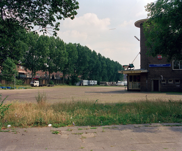 840011 Gezicht op een gedeelte van het Veilinghaventerrein bij de Heycopstraat te Utrecht, met enkele caravans en ...